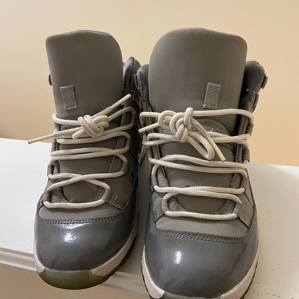 Jordan 11a (cool greys size 3) mint condition used once.